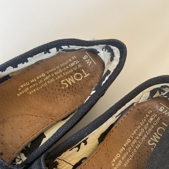 TOMS black classic slip on canvas shoes - Picture 2 of 10